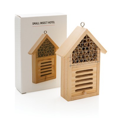 Pequeño hotel de insectos publicitario